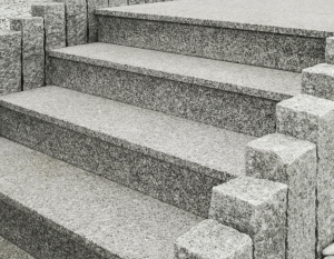 Granit-Verkleidungstrittstufe geflammt hellgrau STRZEGOM (150x34x4)