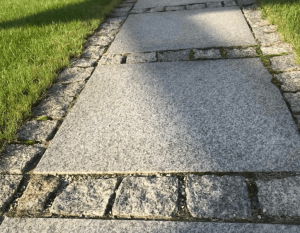 Granit-Gehwegplatte geflammt in Hellgrau STRZEGOM (80x80x6)