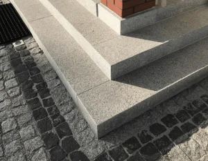 Granit-Blockstufe geflammt hellgrau STRZEGOM (80x30x15)
