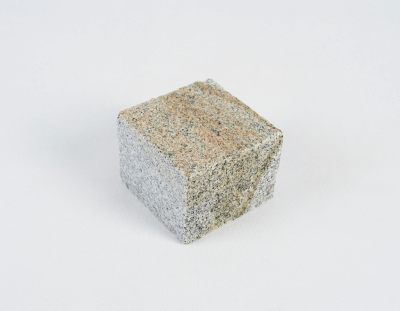 Kostka granitowa cięto-łupana szaro-ruda Strzelin (1).png