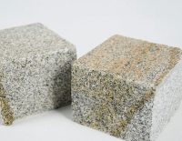 Kostka granitowa cięto-łupana szaro-ruda Strzelin (2).png