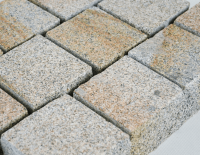 Kostka granitowa cięto-łupana szaro-ruda Strzelin (4).png