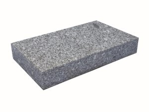 Granit-Gehwegplatte geflammt in Dunkelgrau KOŚMIN (80x40x10)