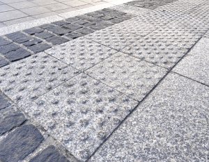 Geriffelte geflammte Granitplatte in Hellgrau GRENZ-GRANITPLATTE (30x30x8,5)