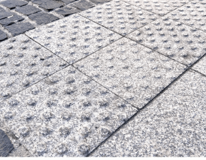 Geriffelte geflammte Granitplatte in Hellgrau GRENZ-GRANITPLATTE (40x40x8,5)