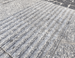 Geriffelte Granitplatte in Hellgrau ABSCHLUSS-GRANITPLATTE (30x30x8,5)