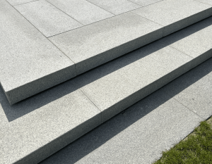Granit-Gehwegplatte geflammt in Grau STRZELIN (90x30x8)