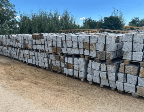 Gespaltener Graugelber Granit-Mauerstein STRZEGOM (20x20x40) 24T