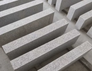 Granit-Leistenstein | Geflammte Garteneinfassung grau Stone Grey (12x25x100)