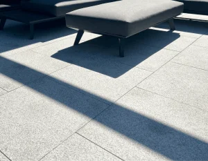 Geflammte Terrassenplatten aus Granit in Grau G703 New Bianco Cristal (60x60x2) (1)