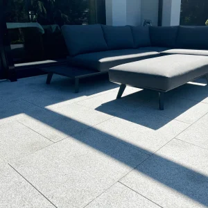 Geflammte Terrassenplatten aus Granit in Grau G703 New Bianco Cristal (60x60x2) (1) (1)