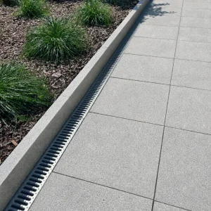 Geflammte Granit-Terrassenplatte in Grau G703 New Bianco Cristal (60x60x4) 