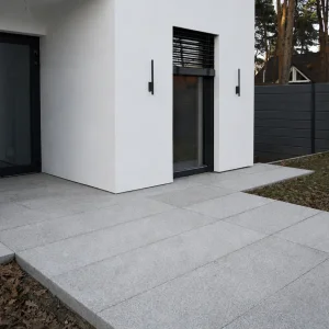 Granit-Gehwegplatte geflammt in Hellgrau STRZEGOM (120x40x8)