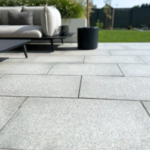 Geflammte Terrassenplatte aus Granit in Grau G703 New Bianco Cristal (75x45x2)
