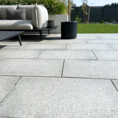 Taras z płytek kamiennych Terrasse aus Steinfliesen  (2).webp