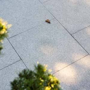 Geflammte Terrassenplatten aus Granit in Grau G703 New Bianco Cristal (60x60x1)