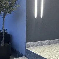 polerowane płyty tarasowe z szarego granitu Polierte Terrassenplatten aus Granit in Grau.webp