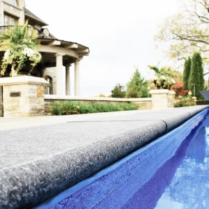Granit-Schwimmbadplatte geflammt hellgrau (135x35x2/4) Import
