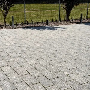 Granit-Gehwegplatte geflammt in Hellgrau STRZEGOM (40x20x8)