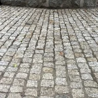 Kostka łupana szaro-ruda Strzegom Grau-rote Spaltsteine aus Strzegom (1).webp
