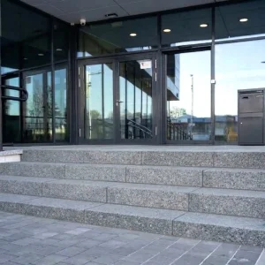 Granit-Blockstufe geflammt hellgrau STRZEGOM (80x40x15)