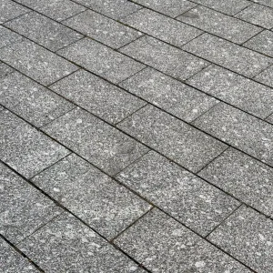 Granit-Gehwegplatte geflammt in Dunkelgrau KOŚMIN (40x20x6)