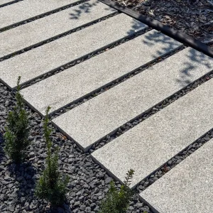 Granit-Verkleidungstrittstufe geflammt hellgrau STRZEGOM (120x30x4)