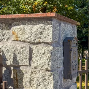 Gespaltener Graugelber Granit-Mauerstein STRZEGOM (20x20x40)