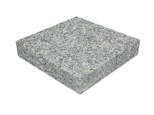 Granit-Gehwegplatte geflammt in Hellgrau STRZEGOM (90x30x10)
