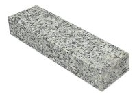 Stopień granitowy blokowy płomieniowany jasnoszary STRZEGOM.jpg