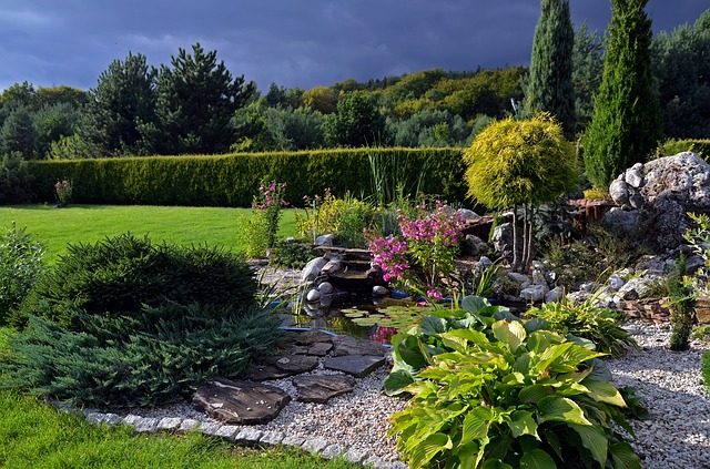 Wie verwendet man Naturstein im Garten?