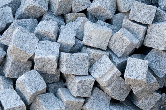 Warum reist Granit? Sanierung der Pflastersteine rund um das Haus