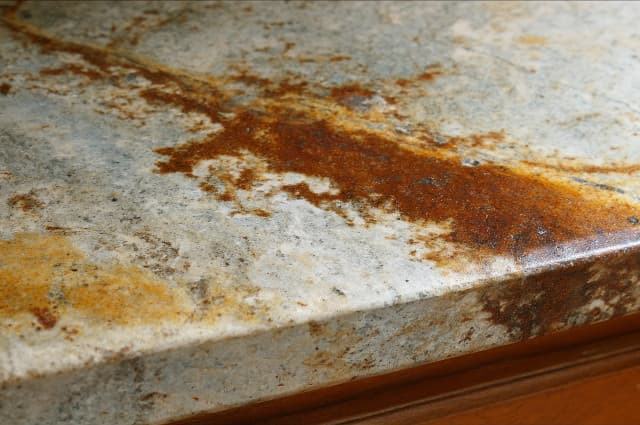 Womit lässt sich Rost von Granit entfernen?