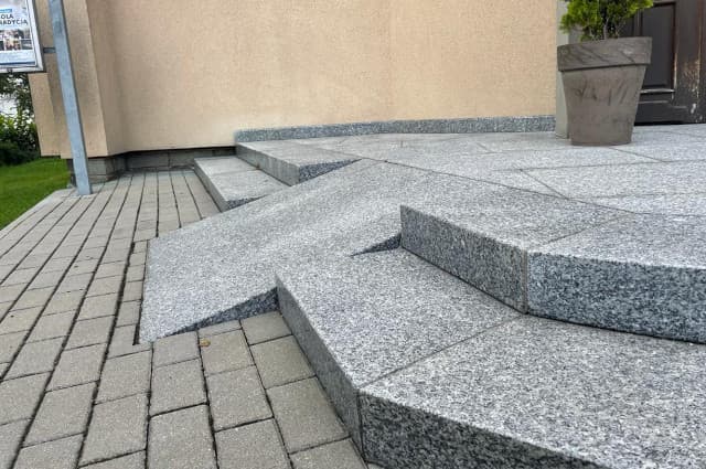 Barrierefreie Wege aus Pflastersteinen und Platten – was sollte man wissen?
